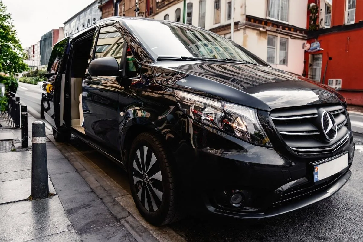 Kapısı açık siyah Mercedes Vito