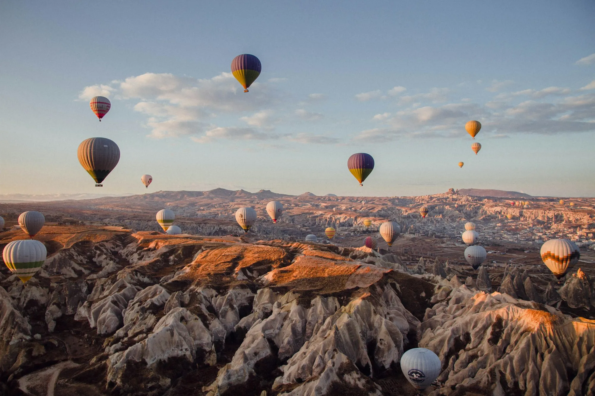 Kapadokya vadisi üzerinde sıcak hava balonları